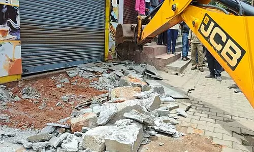 अधिकारी JCB मशीन लेकर सड़क पर उतरे: RR नगर में फुटपाथ से अतिक्रमण हटाया