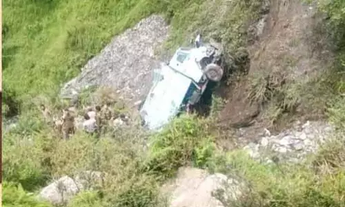 CRPF के 3 जवान शहीद, खाई में गिरी बंकर गाड़ी CRPF के 3 जवान शहीद, खाई में गिरी बंकर गाड़ी