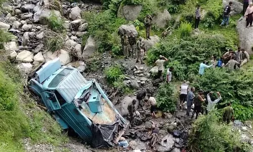 जम्मू-कश्मीर में CRPF जवानों का वाहन दुर्घटनाग्रस्त दो की मौत