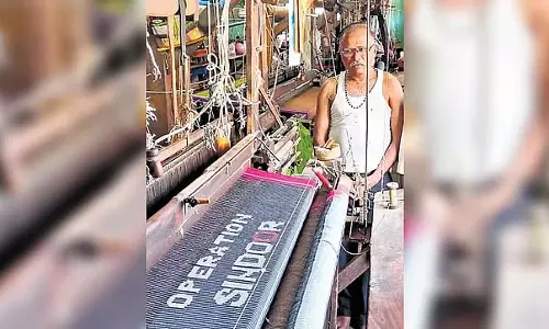 सैन्य शक्ति के प्रति सम्मान: गडग के व्यक्ति ने साड़ी पर उकेरी ऑपरेशन सिंदूर सैन्य शक्ति के प्रति सम्मान: गडग के व्यक्ति ने साड़ी पर उकेरी ऑपरेशन सिंदूर