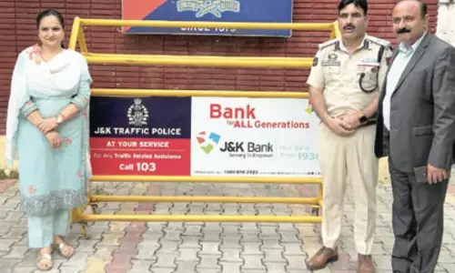 जेएंडके बैंक ने जम्मू यातायात पुलिस को बैरिकेड्स की एक और खेप प्रदान की जेएंडके बैंक ने जम्मू यातायात पुलिस को बैरिकेड्स की एक और खेप प्रदान की