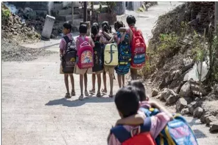 Shahjahanpur: स्कूल चलो अभियान की बड़ी कामयाबी, हजारों बच्चों ने पकड़ी शिक्षा की राह