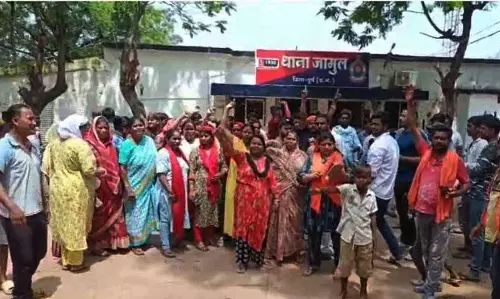 मंदिर में अब्दुल ने किया तोड़फोड़, गिरफ्तार मंदिर में अब्दुल ने किया तोड़फोड़, गिरफ्तार
