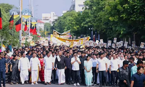 करुणानिधि स्मृति दिवस: मुख्यमंत्री स्टालिन के नेतृत्व में शांतिपूर्ण रैली करुणानिधि स्मृति दिवस: मुख्यमंत्री स्टालिन के नेतृत्व में शांतिपूर्ण रैली