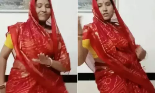 सिर पर पल्लू रखकर देसी महिला ने किया जोरदार डांस, जमकर वायरल हुआ VIDEO