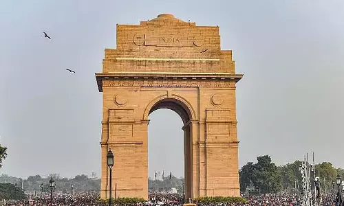 Delhi: तापमान बढ़ने के साथ शुष्क मौसम जारी