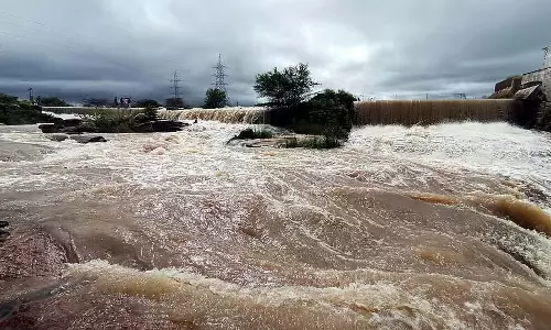 कर्नाटक के कित्तूर के विभिन्न हिस्सों में बारिश: एक व्यक्ति बह गया कर्नाटक के कित्तूर के विभिन्न हिस्सों में बारिश: एक व्यक्ति बह गया