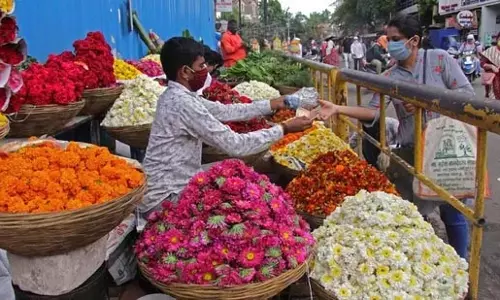 Bengaluru: फूल बाजारों में ठंडी पड़ी रौनक, व्यापारियों की उम्मीदें टूटीं