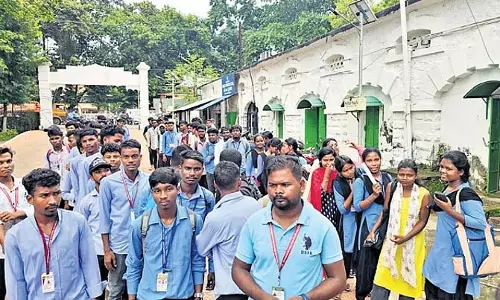 Mayurbhanj के आदिवासी छात्रों ने छात्रवृत्ति में देरी का विरोध किया Mayurbhanj के आदिवासी छात्रों ने छात्रवृत्ति में देरी का विरोध किया