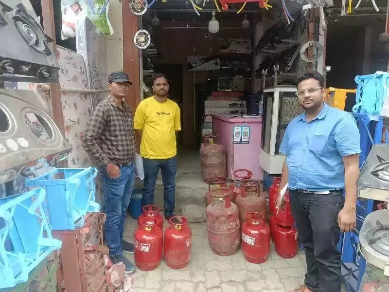 Indore: व्यावसायिक उपयोग में लगे घरेलू सिलेंडर पकड़े गए Indore: व्यावसायिक उपयोग में लगे घरेलू सिलेंडर पकड़े गए