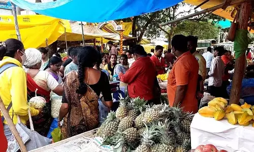 Karnataka : वरलक्ष्मी के स्वागत के लिए महिलाओं की तैयारियाँ