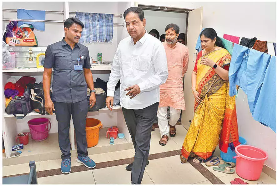 Andhra: टीटीडी प्रमुख ने एसपीडब्ल्यू महिला कॉलेज का निरीक्षण किया Andhra: टीटीडी प्रमुख ने एसपीडब्ल्यू महिला कॉलेज का निरीक्षण किया