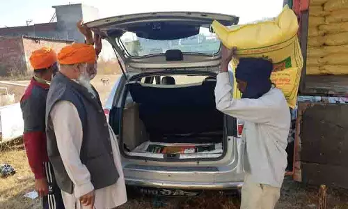 पंजाब में किसानों ने किल्लत की आशंका के बीच यूरिया और DAP की खरीदारी की पंजाब में किसानों ने किल्लत की आशंका के बीच यूरिया और DAP की खरीदारी की