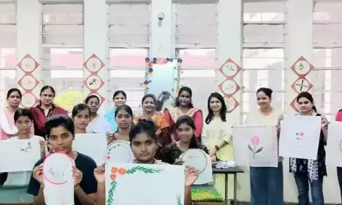 Kanpur: छात्राओं ने तिरंगे से सजाया देशभक्ति का मंच