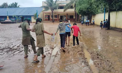 Karnataka : स्कूल परिसर कीचड़ से भरा हुआ है