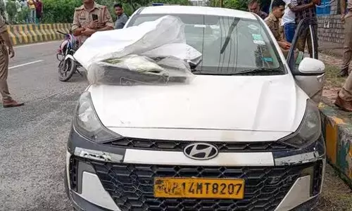 नोएडा में कार में मिले शव, पोस्टमार्टम में मौत का कारण पता नहीं
