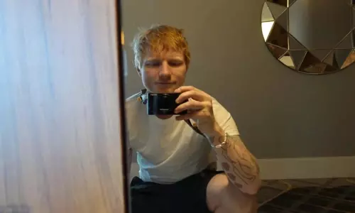 Ed Sheeran ने लाइव परफॉर्मेंस में लिप-सिंकिंग करने के लिए पेशेवर गायकों पर निशाना साधा