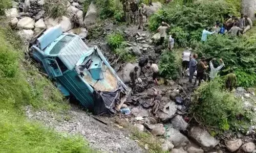 उधमपुर में वाहन खाई में गिरने से 3 सीआरपीएफ जवानों की मौत, 15 घायल