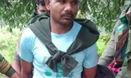 मुठभेड़ के दौरान नक्सली जिंदा पकड़ाया