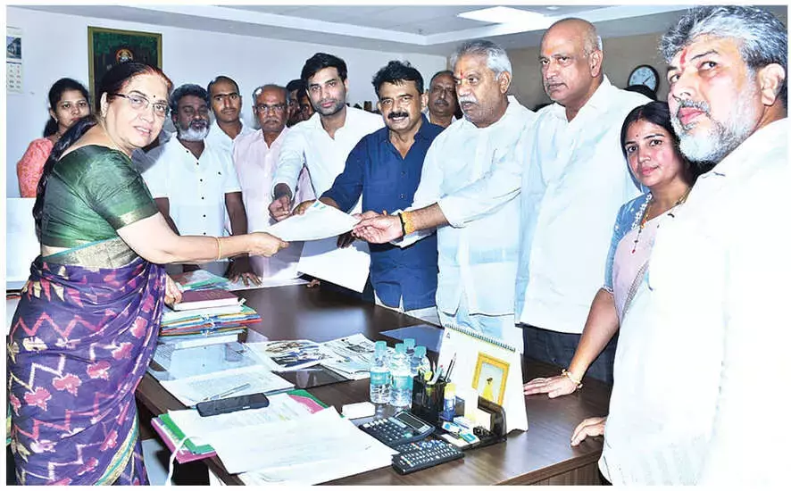YSRCP ने एसईसी से पुलिवेंदुला हिंसा पर कार्रवाई करने का आग्रह किया