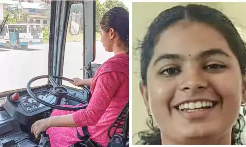 Kerala: आर्यनंदा पोन्नानी डिपो से भारी लाइसेंस प्राप्त करने वाली पहली महिला बनी Kerala: आर्यनंदा पोन्नानी डिपो से भारी लाइसेंस प्राप्त करने वाली पहली महिला बनी