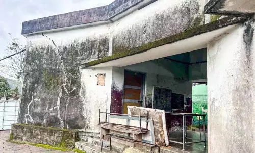 Kerala : पराथोडु सरकारी तमिल माध्यम स्कूल की इमारत खतरे में Kerala : पराथोडु सरकारी तमिल माध्यम स्कूल की इमारत खतरे में