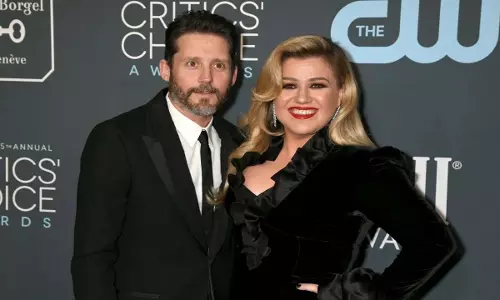 Kelly Clarkson अपने बच्चों की देखभाल के लिए मंच से हटीं