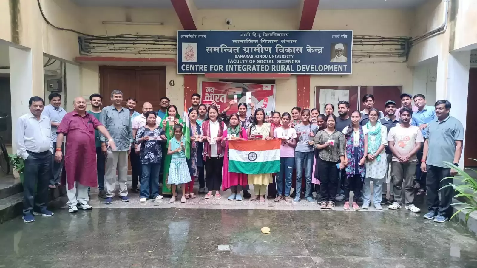 Varanasi: सरहद की रक्षा करने वालों को BHU बहनों की राखी भेंट