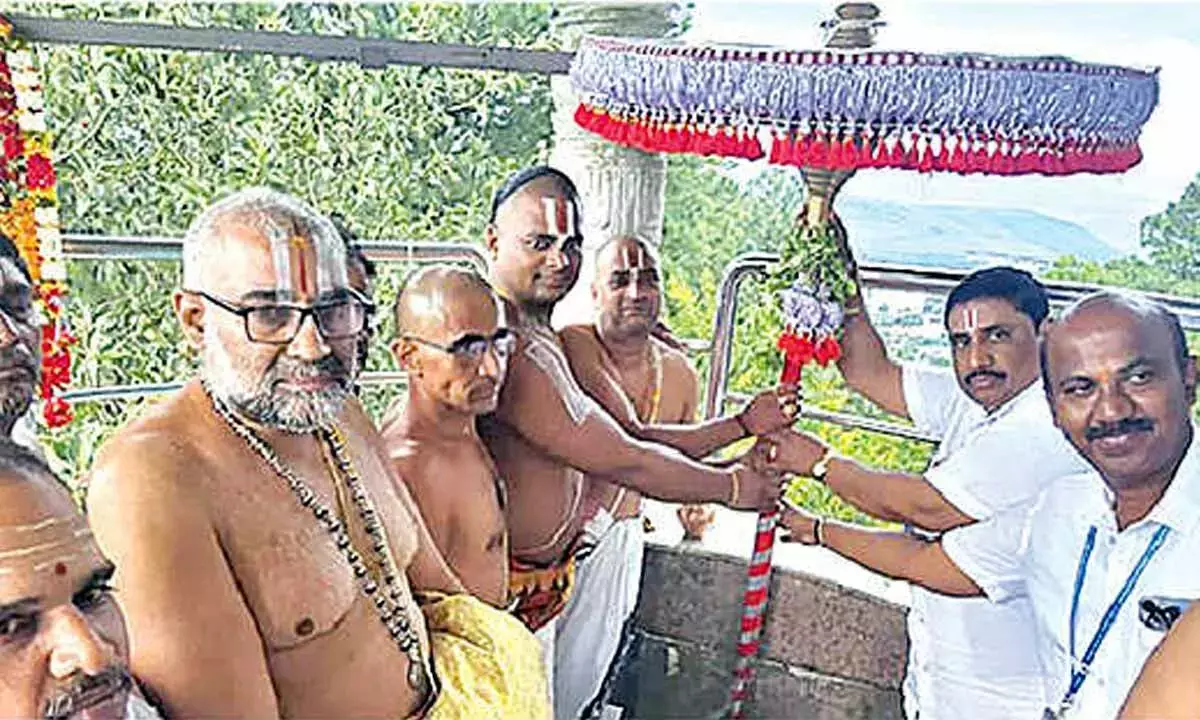 Andhra: दिव्य छत्र महोत्सव आयोजित