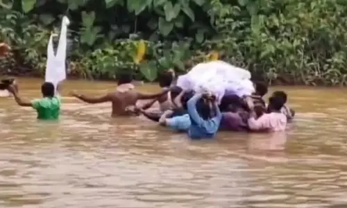बाढ़ के बीच जान जोखिम में डालकर शवों को ले जाने की कड़ी चुनौती