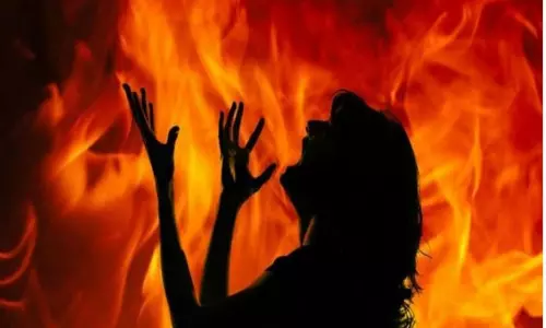 Bhopal: तेल से झुलसी महिला ने तोड़ा दम Bhopal: तेल से झुलसी महिला ने तोड़ा दम