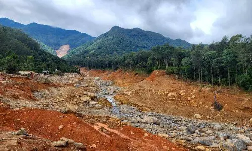 Kerala : चूरलमाला आपदा वेल्लारीमाला में एक छोटी चट्टान की दरार के कारण हुई Kerala : चूरलमाला आपदा वेल्लारीमाला में एक छोटी चट्टान की दरार के कारण हुई