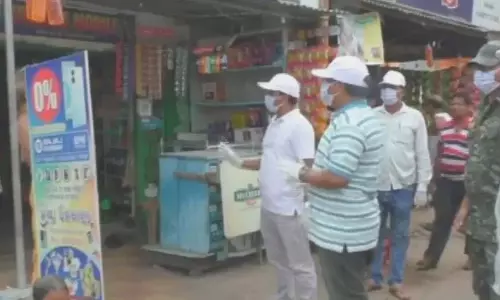 ओडिशा में आईएएस अधिकारी ने झाड़ू लेकर बाजार में स्वच्छता का संदेश दिया