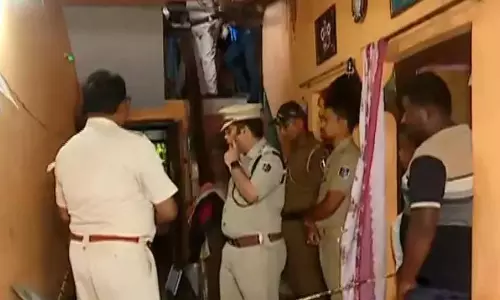 केंद्रपाड़ा आत्मदाह मामला, एफआईआर न करने पर एएसआई का तबादला, जांच जारी केंद्रपाड़ा आत्मदाह मामला, एफआईआर न करने पर एएसआई का तबादला, जांच जारी