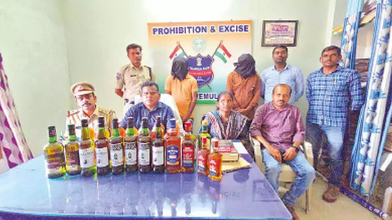 Telangana: आबकारी अधिकारियों ने अवैध शराब की बोतल बनाने वाले रैकेट का भंडाफोड़ किया Telangana: आबकारी अधिकारियों ने अवैध शराब की बोतल बनाने वाले रैकेट का भंडाफोड़ किया