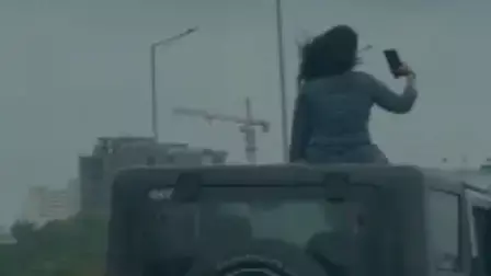 Gurugram: थार की छत पर युवती का स्टंट, पुलिस ने शुरू की जांच