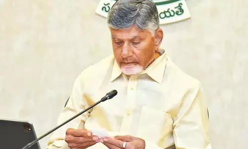 CM Chandrababu: अजनबियों के साथ फोटो लेते समय सावधान रहें