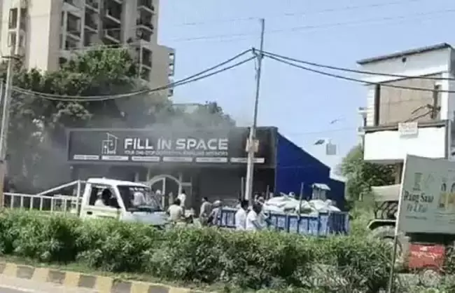 Rewari: शॉर्ट सर्किट से फर्नीचर शोरूम धू-धू कर जला Rewari: शॉर्ट सर्किट से फर्नीचर शोरूम धू-धू कर जला
