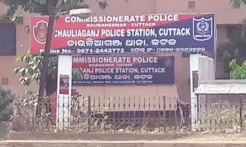 ब्लैकमेल के आरोपों के बीच कटक में युवती ने फांसी लगाकर आत्महत्या कर ली ब्लैकमेल के आरोपों के बीच कटक में युवती ने फांसी लगाकर आत्महत्या कर ली