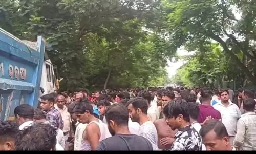 Odisha : कटक-पारादीप राजमार्ग पर ट्रक ने पिता-पुत्री को कुचला Odisha : कटक-पारादीप राजमार्ग पर ट्रक ने पिता-पुत्री को कुचला