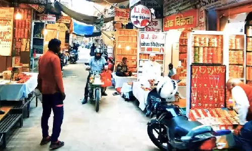 Jaipur: जयपुर में राखियों की खरीदारी जोरों पर Jaipur: जयपुर में राखियों की खरीदारी जोरों पर