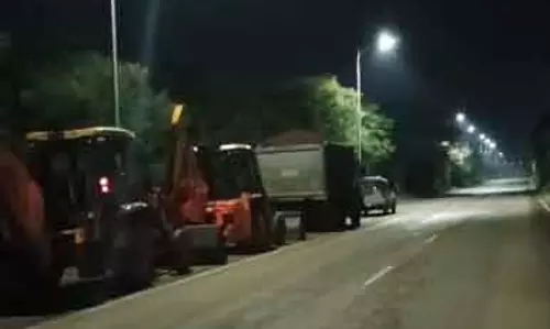 नवा रायपुर में मुरुम खनन करने वालों पर कार्यवाही, 7 JCB और 11 हाईवा जब्त नवा रायपुर में मुरुम खनन करने वालों पर कार्यवाही, 7 JCB और 11 हाईवा जब्त