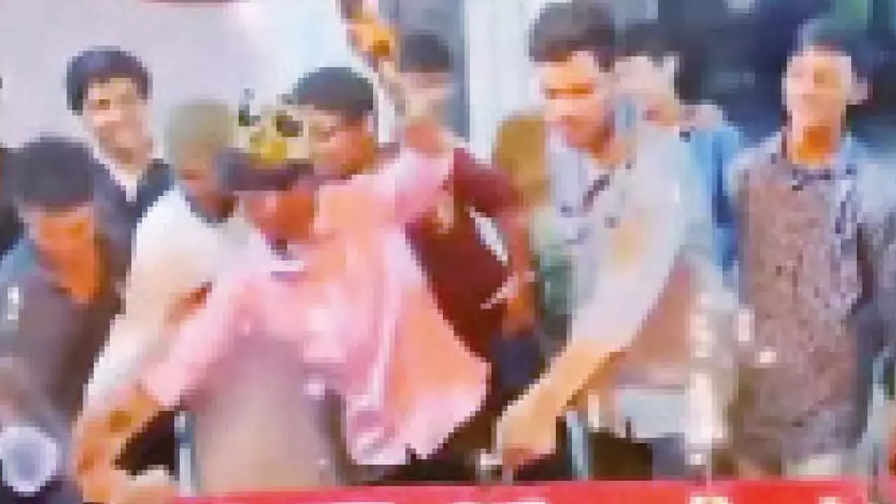 Telangana: जन्मदिन की पार्टी में तलवारें लहराने वाले उपद्रवी छात्रों के खिलाफ मामला दर्ज Telangana: जन्मदिन की पार्टी में तलवारें लहराने वाले उपद्रवी छात्रों के खिलाफ मामला दर्ज