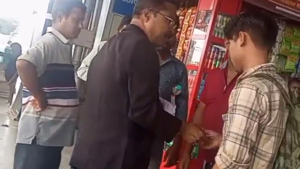 Nagaland एक्सप्रेस में बिना टिकट के पैसे लेते हुए टीटीई कैमरे में कैद, आक्रोश Nagaland एक्सप्रेस में बिना टिकट के पैसे लेते हुए टीटीई कैमरे में कैद, आक्रोश