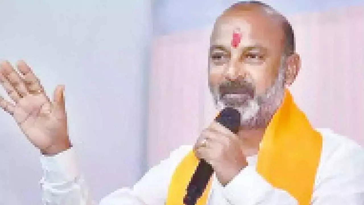 Telangana: बंदी संजय ने कांग्रेस पर मुस्लिम घोषणापत्र के एजेंडे से पिछड़े वर्गों को धोखा देने का आरोप लगाया
