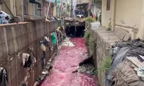 Telangana: नाला में लाल पानी का प्रवाह लोगों को डरा रहा