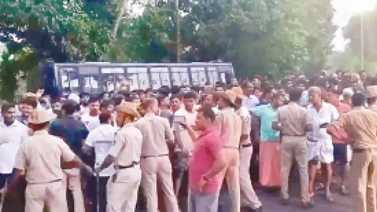 Karnataka: धर्मस्थल के पास भीड़ के हमले में यूट्यूब पत्रकार घायल Karnataka: धर्मस्थल के पास भीड़ के हमले में यूट्यूब पत्रकार घायल