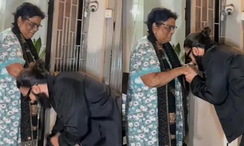 रणवीर सिंह ने बुजुर्ग महिला के पैर छूकर दिल जीते, वीडियो वायरल रणवीर सिंह ने बुजुर्ग महिला के पैर छूकर दिल जीते, वीडियो वायरल
