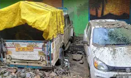 Kullu village में अचानक आई बाढ़ से तबाही, पांच घर क्षतिग्रस्त Kullu village में अचानक आई बाढ़ से तबाही, पांच घर क्षतिग्रस्त