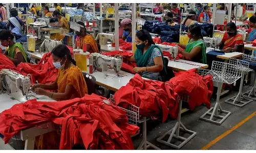 भारतीय परिधान निर्यातकों ने 50% शुल्क वृद्धि के बीच समर्थन की गुहार लगाई भारतीय परिधान निर्यातकों ने 50% शुल्क वृद्धि के बीच समर्थन की गुहार लगाई